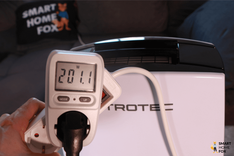 Der Stromverbrauch (Leistungsaufnahme des Trotec TTk 52 E Luftentfeuchters wird im Test gemessen und das Strommessgerät zeigt 201,1 Watt.